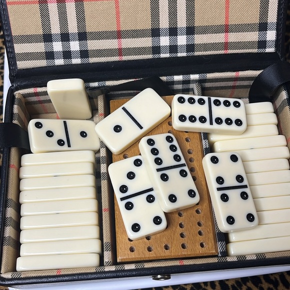 ⭐️🎉🪩 HOST PICK ⭐️🎉BURBERRY GOLF DOMINOES & CRIBBAGE SET - Picture 6 of 7